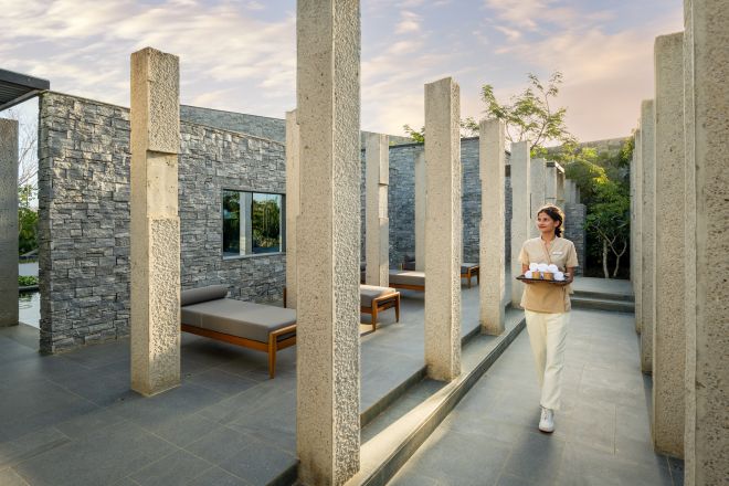 Miembro del personal caminando por el área del spa al aire libre