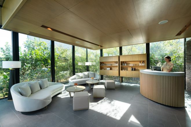 Recepción en el spa con un miembro del personal