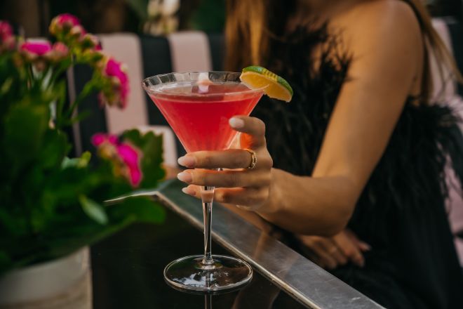 Donna con cocktail a portata di mano