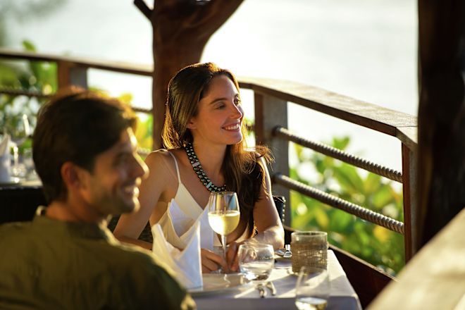 ドリンクを片手にくつろぐカップル