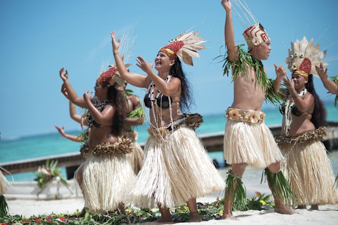 ポリネシアン・ダンサーズ・アット・ザ・ビーチ