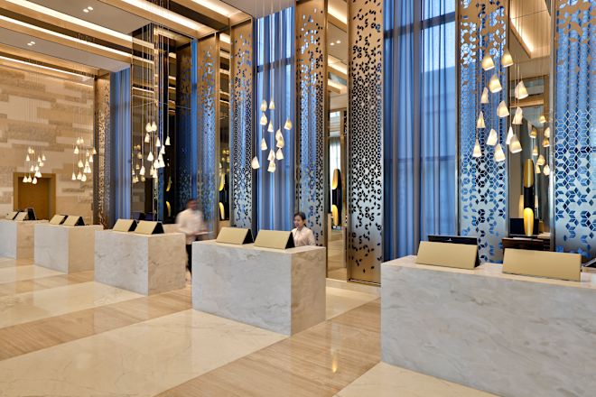 フロントデスクエリアとチームメンバー