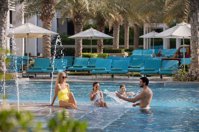 プールで遊ぶ家族