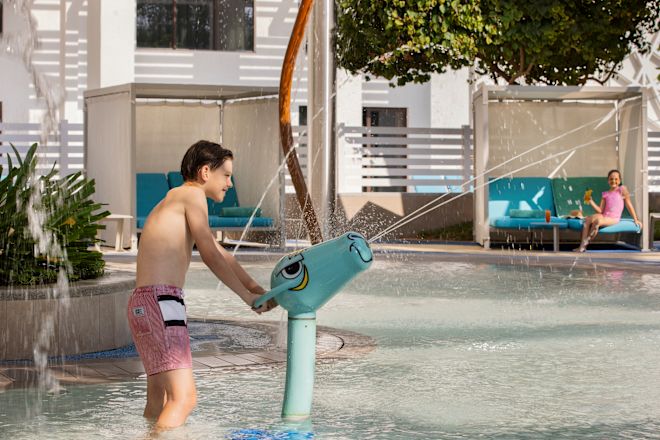 ウォータープールで遊ぶ少年と少女