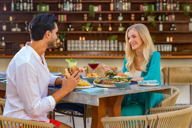 「キャピラ・プールバー&グリル」でのカップル・ダイニング
