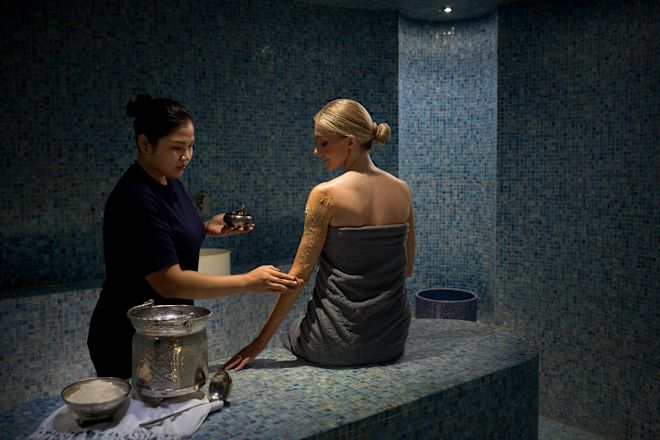 「エフォリア・スパ・ハマム」でトリートメントを楽しむ女性