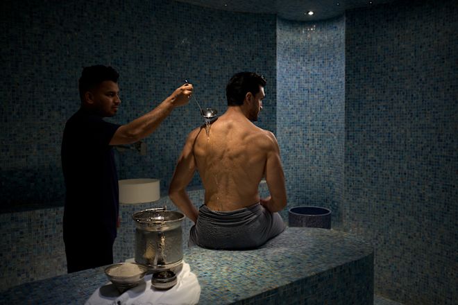 「エフォリア・スパ・ハマム」でトリートメントを受ける男性