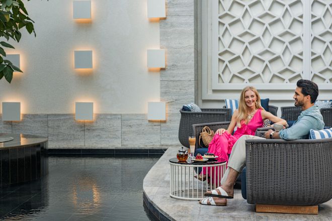 「オスモ・ラウンジ&バー」でドリンクを楽しむカップル