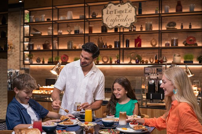 グラゴス・ソーシャルキッチンでお食事を楽しむ家族