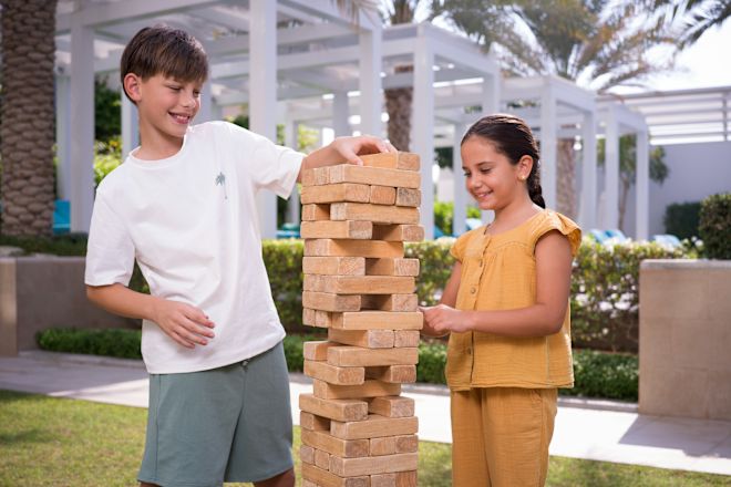 ホテルのパティオでジェンガをプレイするお子様