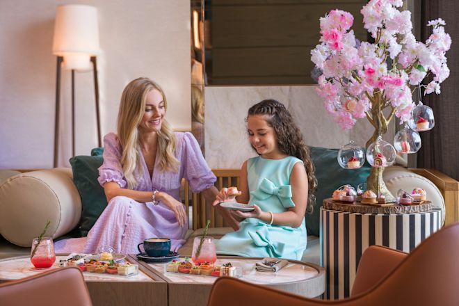 「オスモ・ラウンジ&バー」でティータイムを楽しむ母と娘