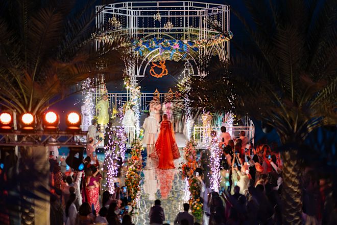 夜のウェディングを祝うグループ