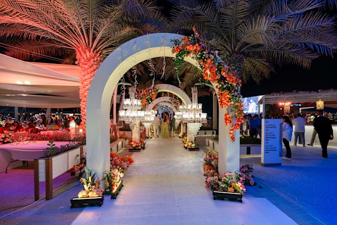 赤い花で飾られた宴会場テラス