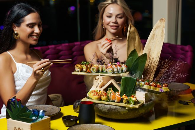 Femmes savourant des sushis au Barfly by Buddha Bar Dubai
