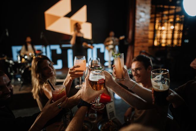 un groupe de personnes qui dorment au restaurant Factory by McGettigans