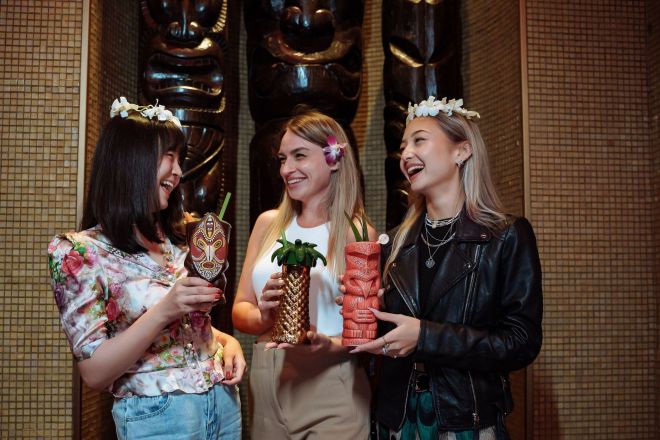 Femmes savourant un verre au Trader Vics Palm Jumeirah