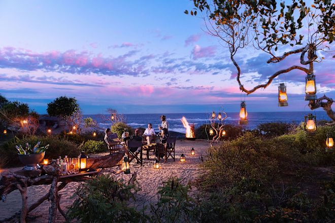Pareja cenando en la playa por la noche