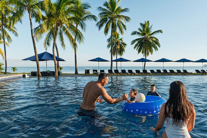 Familie spielt im Swimmingpool