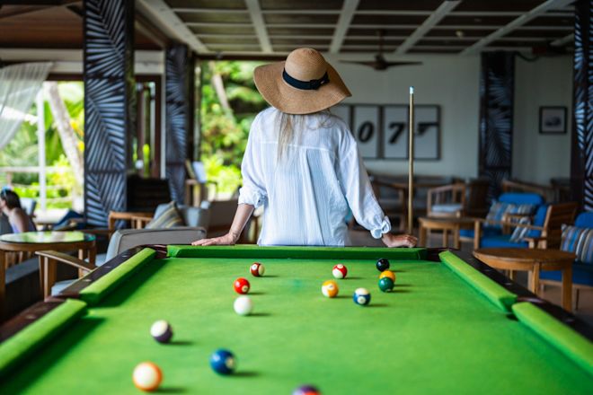 Một người phụ nữ đang chơi ở bể bơi tại quán bar Ocean View