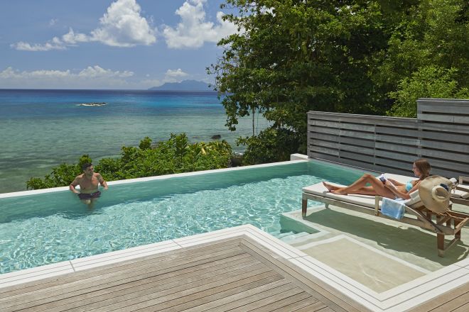 3 Orang-orang Bersantai di tepi kolam renang