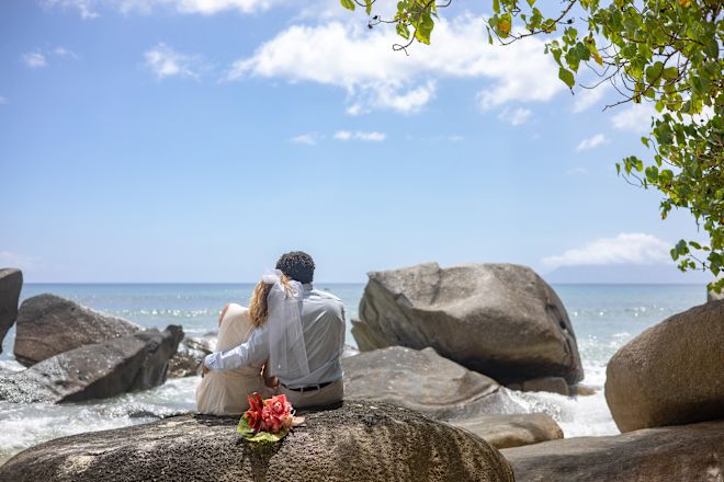 Cặp đôi tận hưởng một ngày trên bãi biển