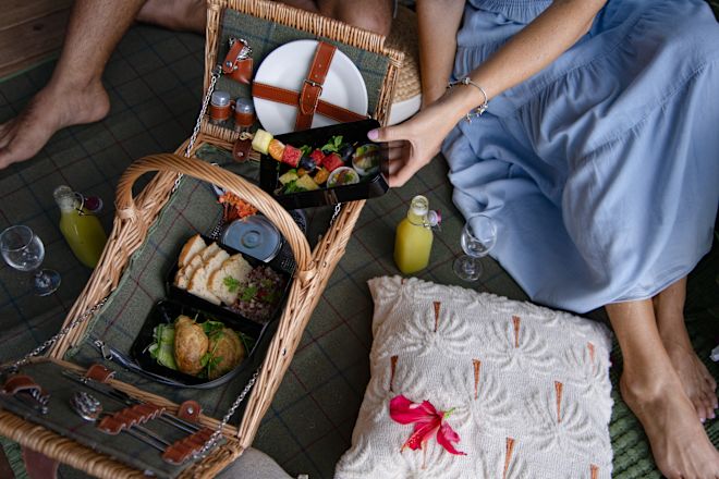 Cặp đôi tận hưởng một buổi hẹn hò picnic trên bãi biển