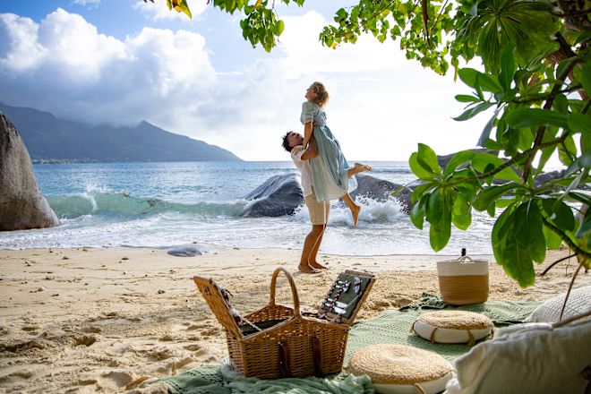 Cặp đôi có một chuyến tham quan và tận hưởng một ngày trên bãi biển