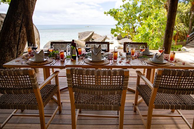 Bộ bàn ăn trong khu vực riêng tư ấm cúng trên bãi biển