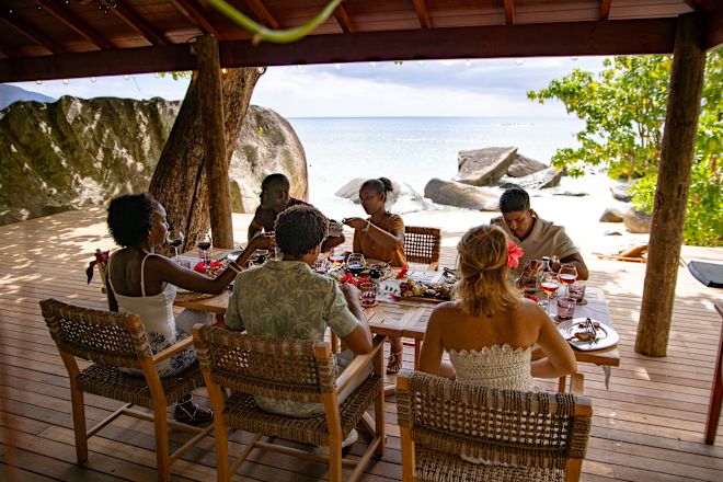 Một nhóm người ăn uống trên bãi biển