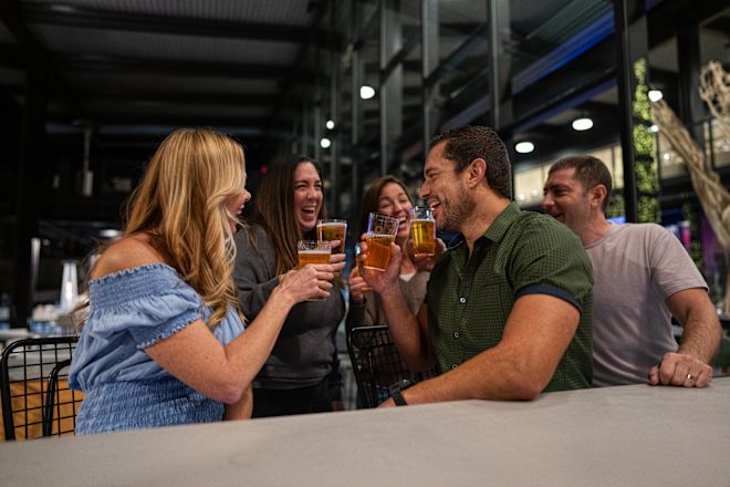 Evermore'da biraların tadını çıkaran insanlar