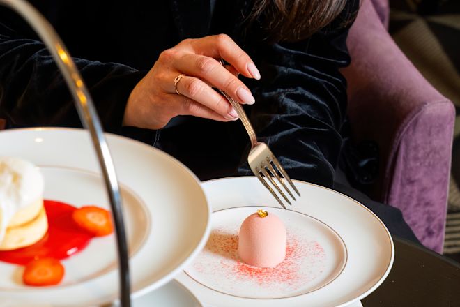 Femeie bucurându-se de desert într-un restaurant