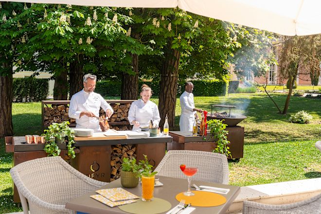 Bucătarii gătesc în aer liber la Jardin du Trianon