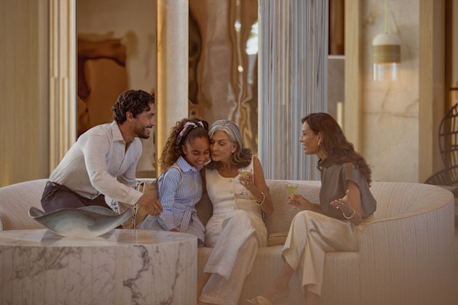 Vater, Mutter, Tochter und Großmutter bei einem Familienmoment in der Lobby