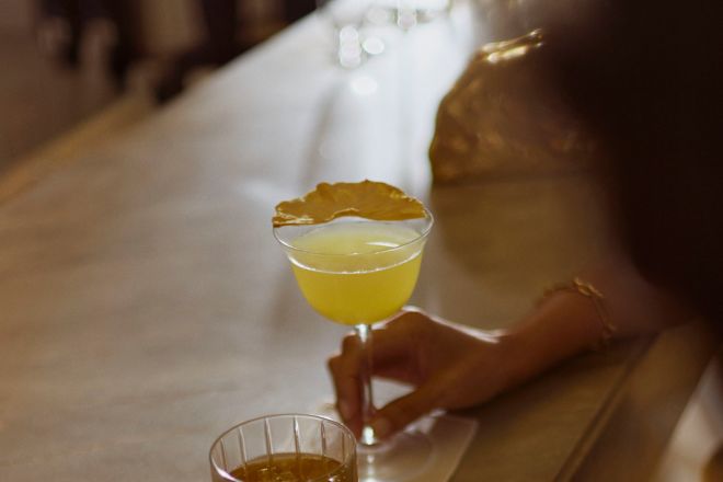Frau und Mann genießen Drinks an der Bar