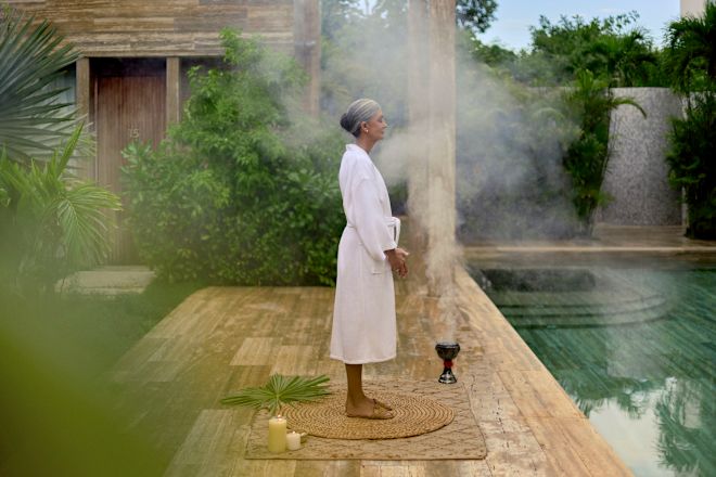 Frau im Bademantel, die sich im Spa entspannt