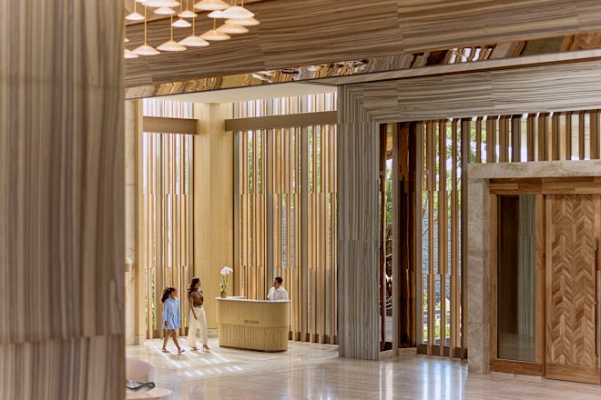 Mutter und Tochter gehen am Empfang des Hotels vorbei