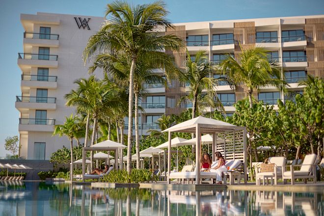 Außenansicht des Waldorf Hotel mit Swimmingpool