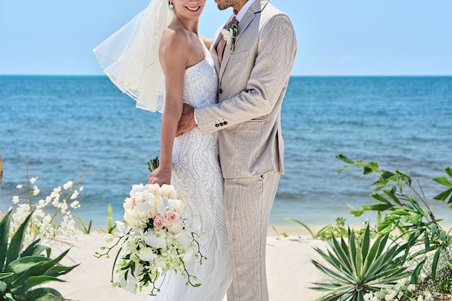 Braut und Bräutigam stehen am Strand