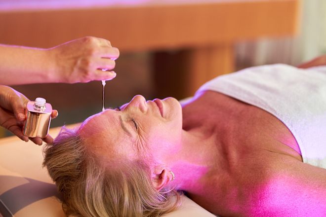 Person im Astoria Spa am Spa-Tisch