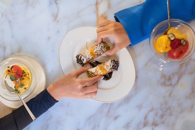 トライベッカ・マーケットで甘いデザートを手にする両手