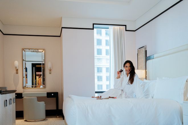 ベッドに座る人