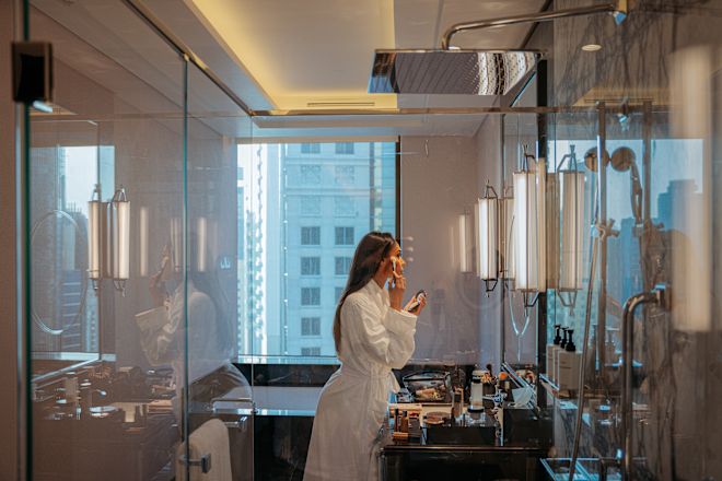 鏡を見ている人