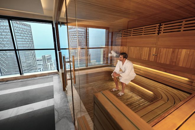 白いバスローブに身を包んで、サウナでリラックスしながら市街の眺めをお楽しみください。
