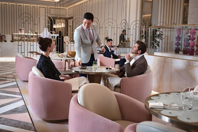 レストランエリアに座り、食べ物や飲み物を飲む男女