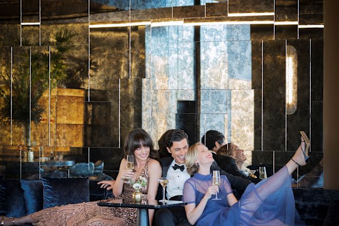 Bar Hard Shake, clients du salon savourant des cocktails