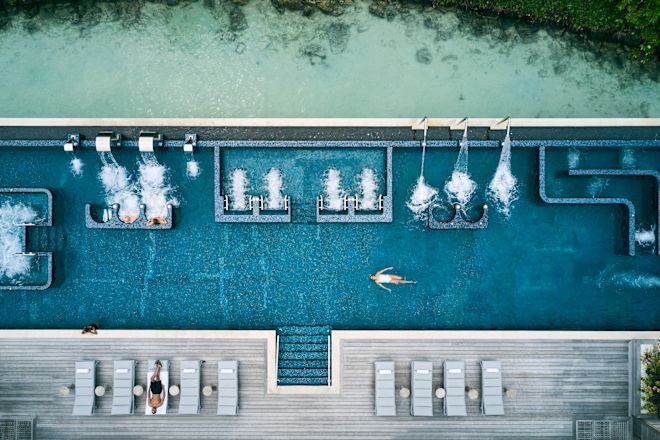 Vue aérienne de la piscine avec personne nageant