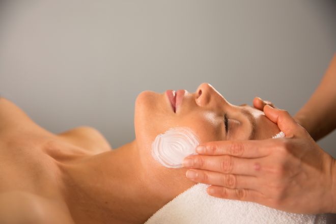 Wanita WAO Spa yang menerima wajah