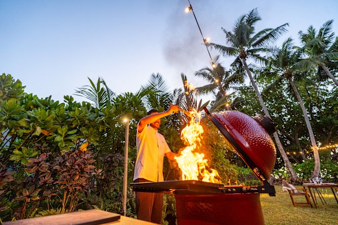 Koch bereitet sich auf das Kochen im Freien vor