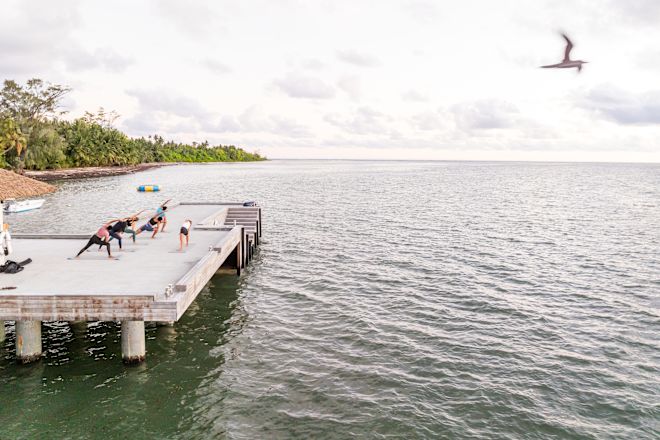 Eine Gruppe von Personen, die auf einem Pier trainieren