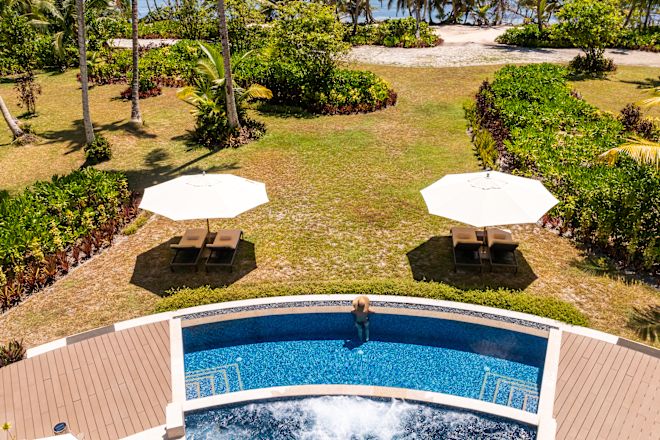 Eine Frau im Außenpool des Spa Garden and Wellness Area